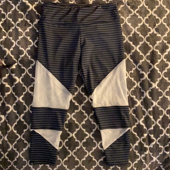 Onzie Capri Yoga Leggings - Picture 3 of 4